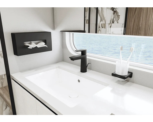 Modernes Badezimmer mit Waschbecken, Armatur, Kosmetiktüchern und Zahnbürstenhalter.