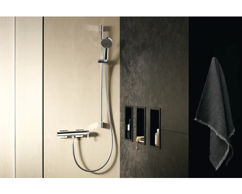 Moderne Dusche mit Duscharmatur, Ablagen und Handtuch für Badezimmergestaltung