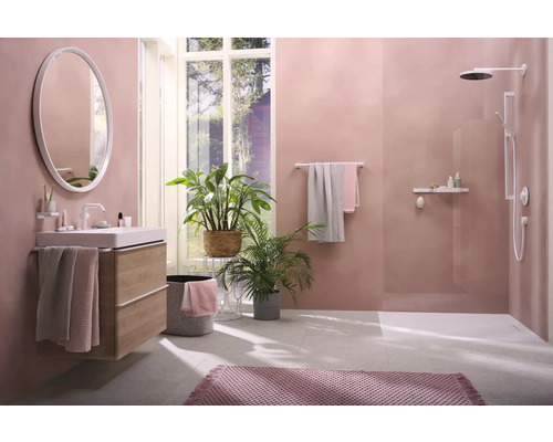 Helles Badezimmer mit Waschtisch, Spiegel, Dusche und Pflanzen