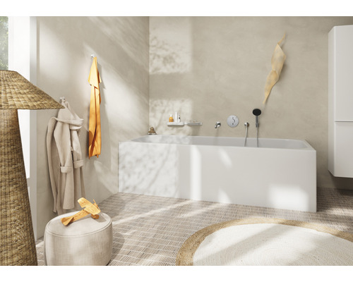 Helles Badezimmer mit Badewanne, Handtuch, Bademantel und Dekoration