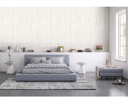 Helles Schlafzimmer mit Bett, Nachttischen, Bücherregal und Tapete in Holzoptik.