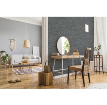 Wohnzimmer mit Sofa, Tisch, Stuhl und einer Wand mit Steinoptik Tapete