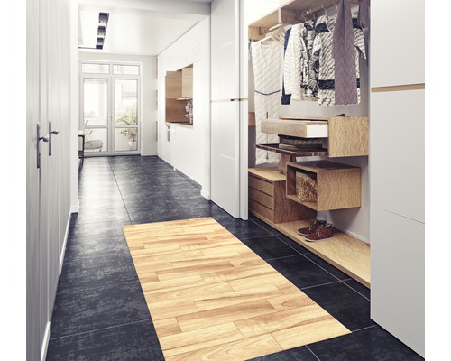 Flur mit offenem Kleiderschrank und Holzteppich