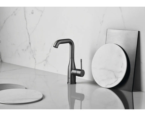 Einzelne Küchenarmatur auf einer Arbeitsplatte