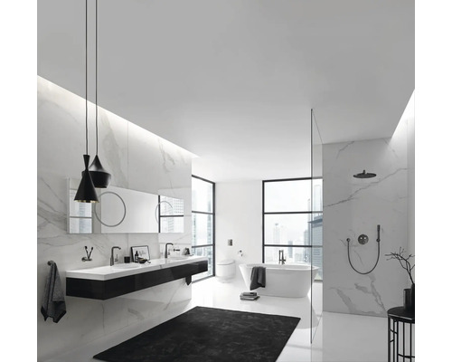 Helles Badezimmer mit Doppelwaschtisch, Badewanne und Dusche