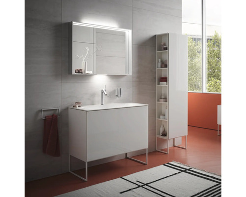 Badezimmer mit Waschtisch, Spiegelschrank mit Beleuchtung und Hochschrank