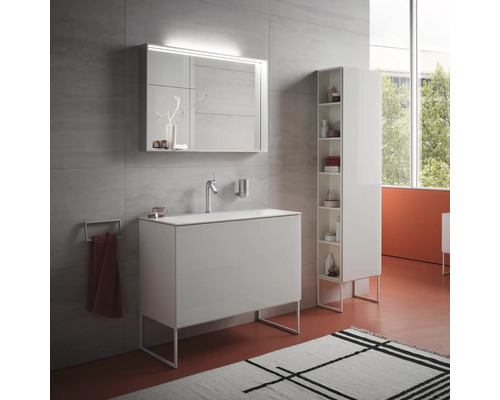 Badezimmer mit Waschtisch, Spiegelschrank und Hochschrank