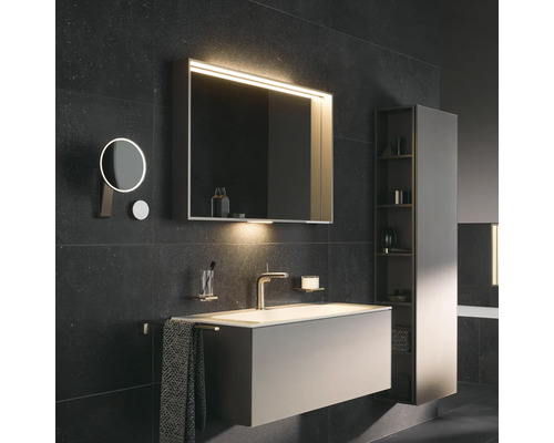 Modernes Badezimmer mit Waschtisch, beleuchtetem Spiegelschrank, Kosmetikspiegel und Hochschrank für Stauraum