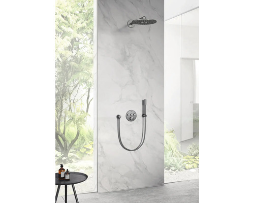 Duscharmatur mit Kopfbrause und Handbrause vor einer Marmorwand