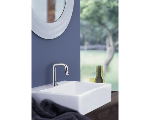 Modernes Badezimmer mit Waschbecken, Armatur und Spiegel