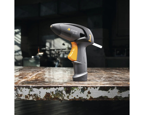 Heißklebepistole von Steinel auf einem Tisch