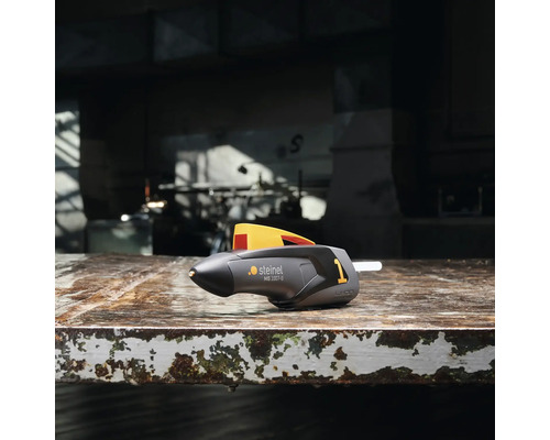 Steinel Heißluftgebläse auf einer Werkbank