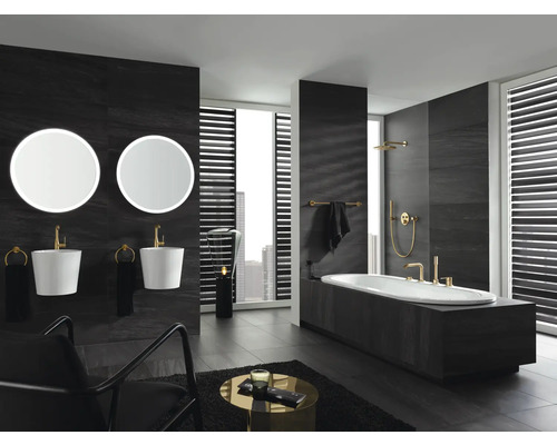 Modernes Badezimmer mit Badewanne, Waschtischen, Spiegeln und dunkler Einrichtung