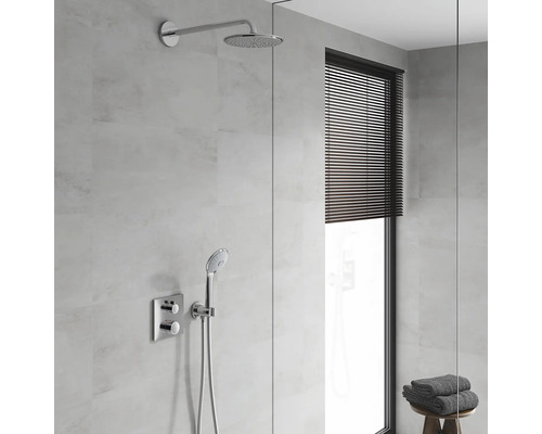 Modernes Badezimmer mit Regendusche, Handbrause und Fenster mit Jalousie.