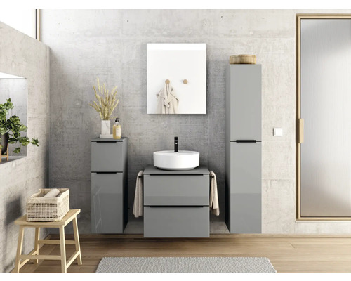 Modernes Badezimmer mit grauem Waschtisch, Spiegel, Hochschrank und Holzhocker