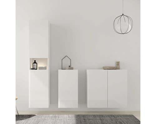 Badezimmer mit Waschbeckenunterschrank, Hängeschrank und Hochschrank