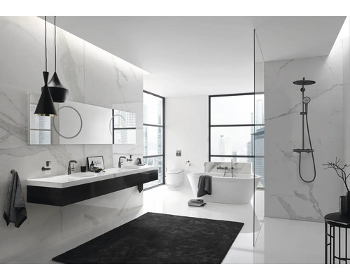 Modernes Badezimmer mit Doppelwaschtisch, freistehender Badewanne und Duscharmatur