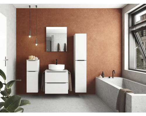 Badezimmer mit Waschtisch, Spiegel, Hängeschrank, Badewanne und Pendelleuchten