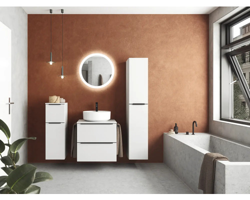 Modernes Badezimmer mit Waschbecken, Unterschrank, Spiegelschrank, Hängeschrank und Badewanne