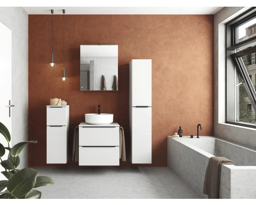 Badezimmer mit Waschtisch, Spiegel, Hängeschrank und Badewanne in modernem Design