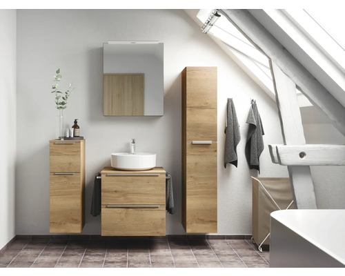 Badezimmer mit Waschtisch, Spiegelschrank und Hochschrank in Holzoptik vor Dachfenster