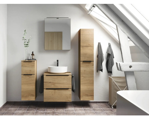 Badezimmer mit Waschtisch, Spiegel, Hochschrank und Wäschekorb unter Dachschräge