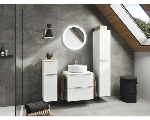 Modernes Badezimmer mit Waschtisch, Spiegelschrank, Hochschrank und Wäschekorb unter Dachfenster
