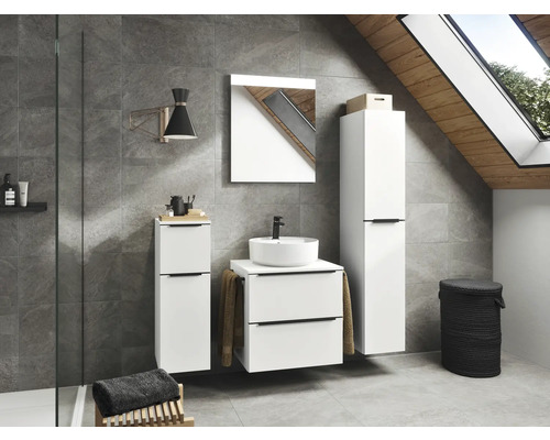 Modernes Badezimmer mit Waschbecken, Spiegelschrank, Hochschrank und Ablage
