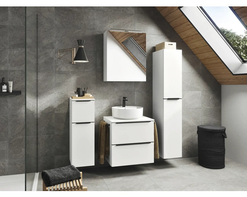 Modernes Badezimmer mit weißen Badmöbeln, Aufsatzwaschbecken und grauen Fliesen.
