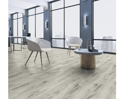 Heller Raum mit Laminatboden, Stühlen und Tisch