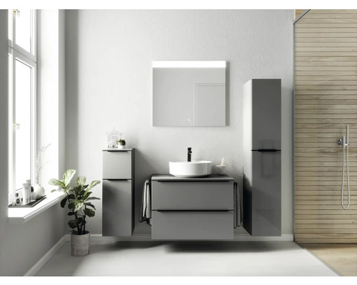 Modernes Badezimmer mit Waschbecken, Spiegel, Unterschrank und Hochschrank für Badezimmerutensilien