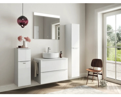 Modernes Badezimmer mit Waschtisch, Spiegel, Hochschrank und Dekoration