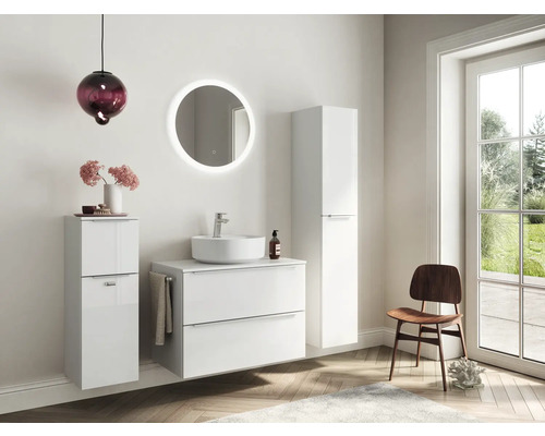 Badezimmer mit Waschtisch, Spiegel, Hochschrank und Stuhl