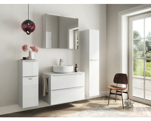 Badezimmer mit Waschbecken, Spiegelschrank, Unterschrank und Hochschrank in weißem Design