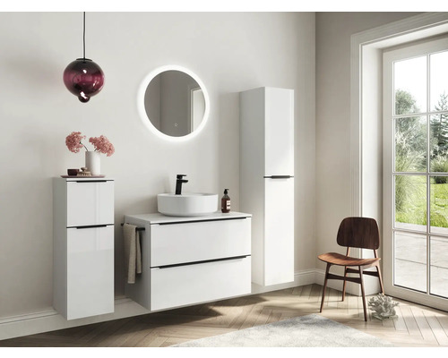 Modernes Badezimmer mit Waschtisch, Spiegelschrank, Hochschrank und Stuhl.