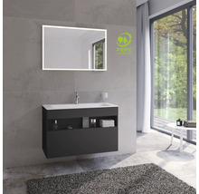 Modernes Badezimmer mit Waschbeckenunterschrank, Spiegel mit Beleuchtung und Fenster