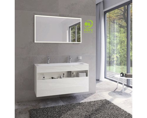 Helles Badezimmer mit beleuchtetem Spiegel, Waschbeckenunterschrank, Armaturen, grauem Teppich und PEFC Siegel