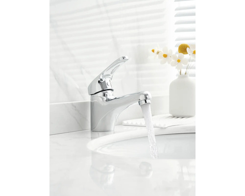 Verchromter Waschtischmischer mit laufendem Wasser