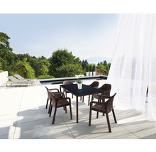 Gartensitzgruppe mit Tisch und Stühlen auf einer Terrasse mit Poolblick