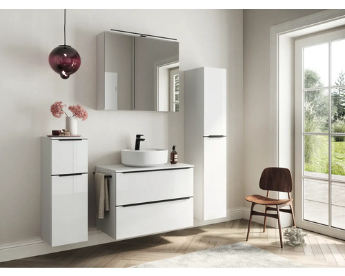 Modernes Badezimmer mit Waschbecken, Spiegelschrank und Hochschränken in einem hellen Raum