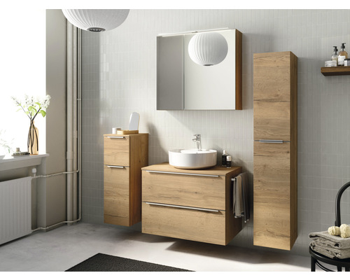Badezimmer mit Waschtisch, Spiegel, Unterschrank und Hochschrank