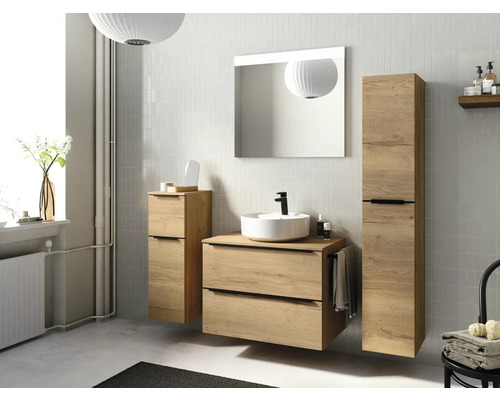 Badezimmer-Szene mit Waschtischunterschrank, Waschbecken, Spiegel und Hochschrank aus Holz.