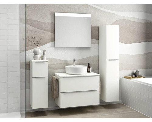 Badezimmer mit Waschtisch, Spiegel, Hochschrank und passenden Badmöbeln