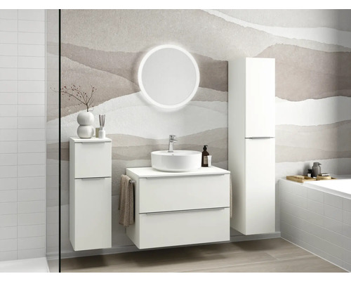 Badezimmer mit Waschtisch, Spiegel, Hochschrank und Badewanne