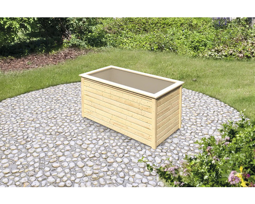 Holz-Pflanzkasten im Garten