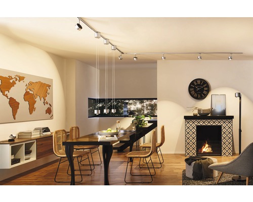 Esszimmer mit Esstisch, Stühlen, Regalsystem, Beleuchtung und Kamin