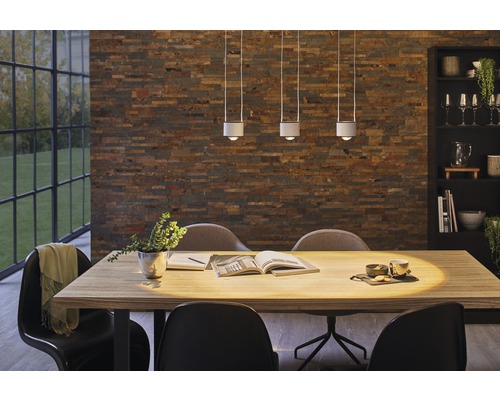 Esstisch mit Hängeleuchten über dem Tisch in einem Esszimmer