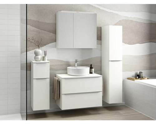 Badezimmer mit Waschtisch, Spiegelschrank und Hochschrank in heller Optik