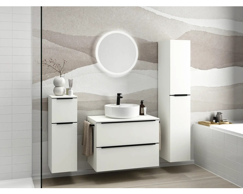 Badezimmer mit Waschbecken, Unterschrank, Spiegelschrank und Hochschrank