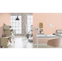 Helles Zimmer mit gemusterter Tapete, Schreibtisch und Regal für eine moderne Wohnraumgestaltung.